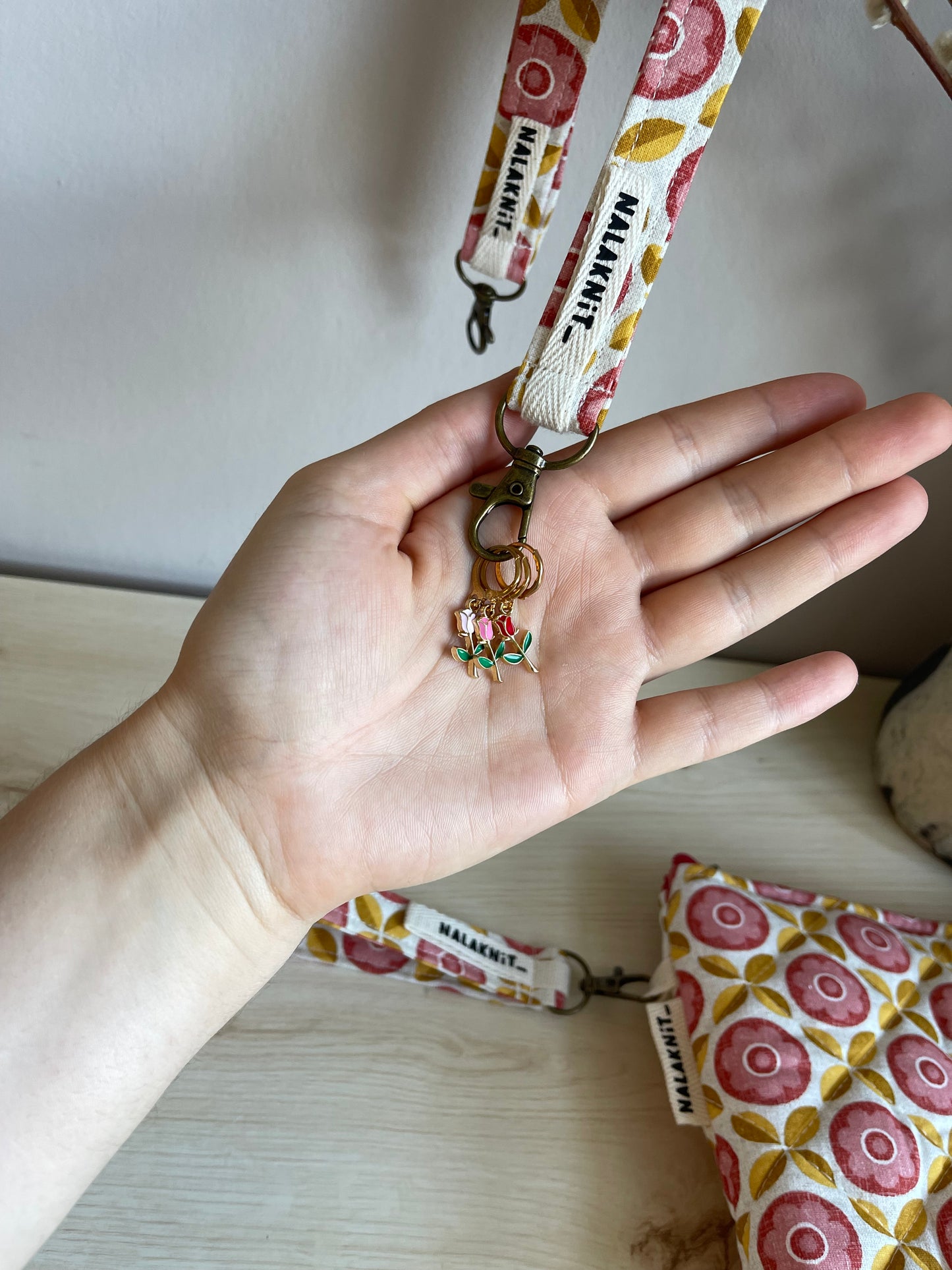 SOFT PETALS | EASY LOOP