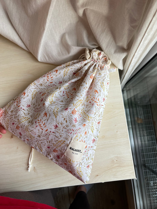 Dancing leafes drawstring bag