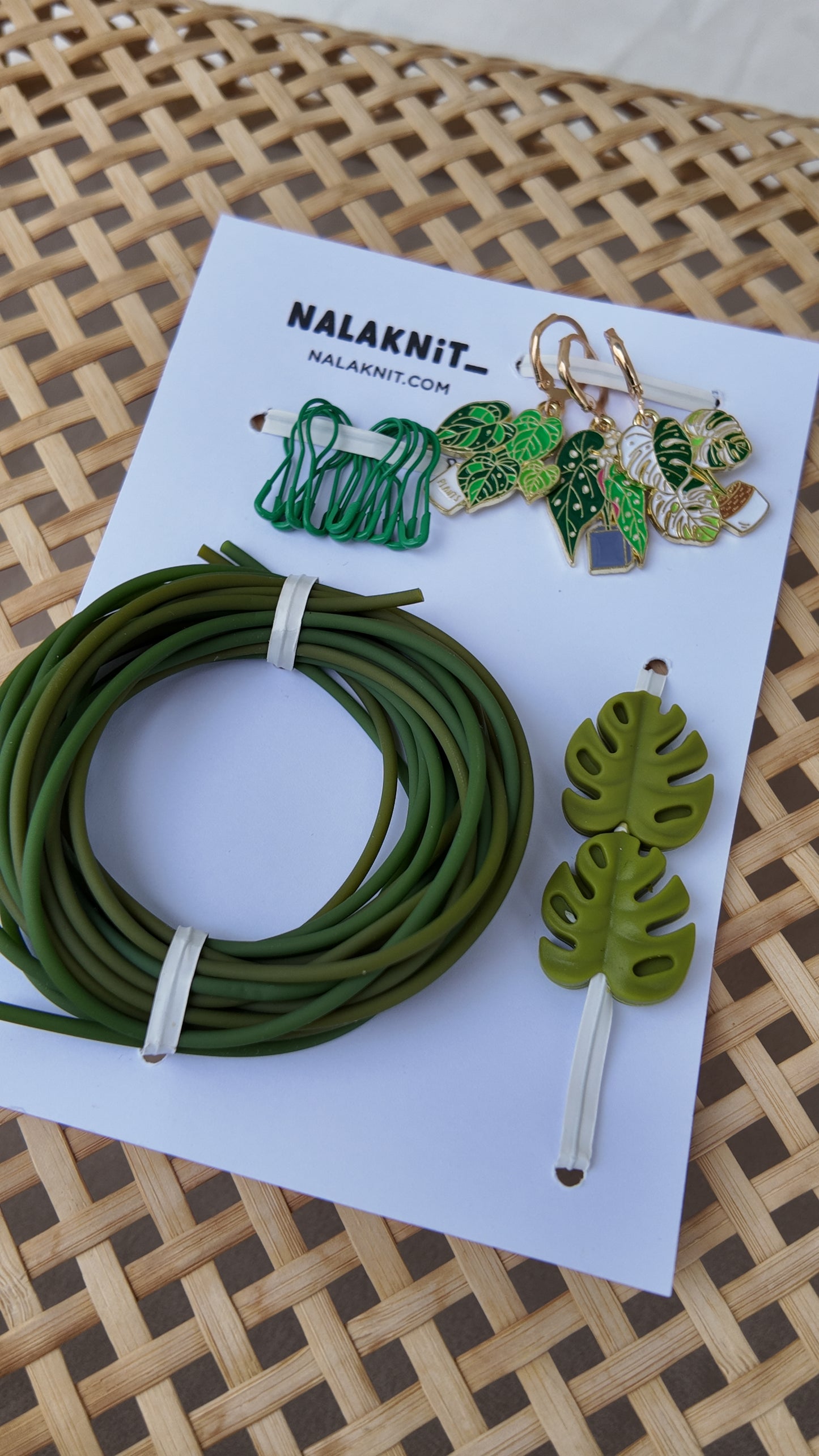 SET PLANTFUL MOMENTS
