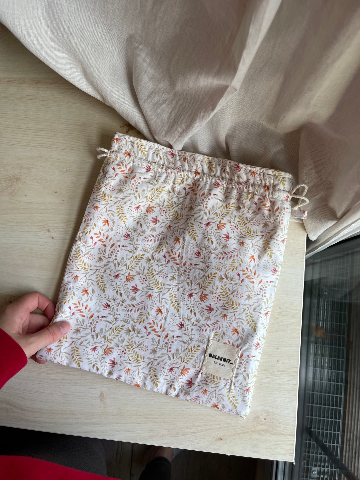 Dancing leafes drawstring bag