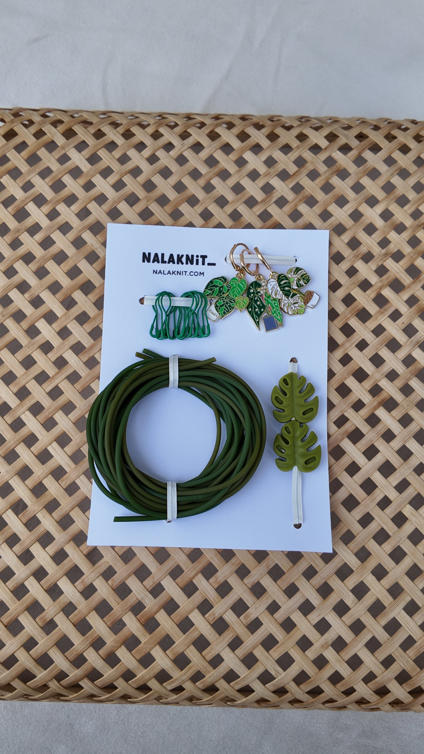 SET PLANTFUL MOMENTS