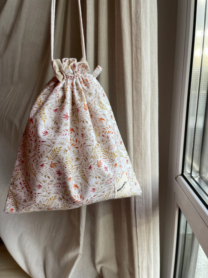 Dancing leafes drawstring bag